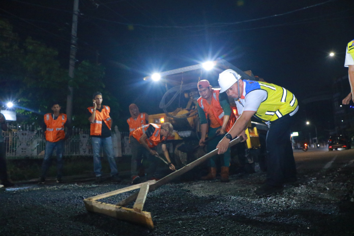 Wakil Wali kota Pekanbaru, Markarius Anwar meninjau proses tambal sulam ruas jalan berlubang di Jalan Rambutan, Kota Pekanbaru