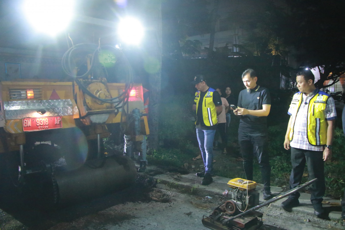 Wakil Wali Kota Pekanbaru Markarius Anwar, meninjau proses perbaikan jalan berlubang di sejumlah titik pada Jumat (21/2/2025) malam