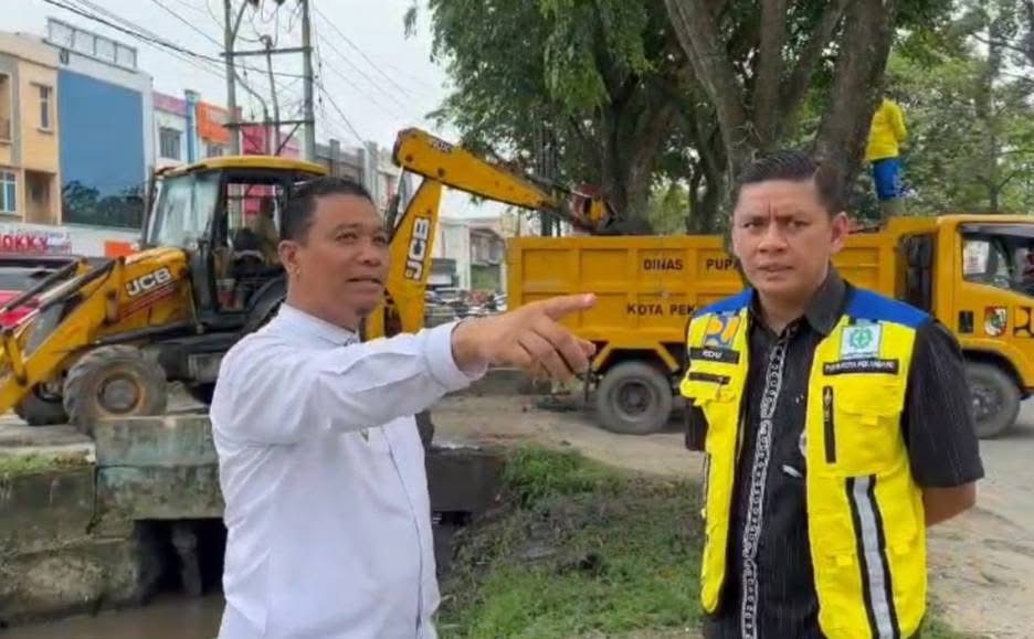 Pemko Pekanbaru Siap Revitalisasi Parit di Jalan Arifin Ahmad untuk Atasi Banjir