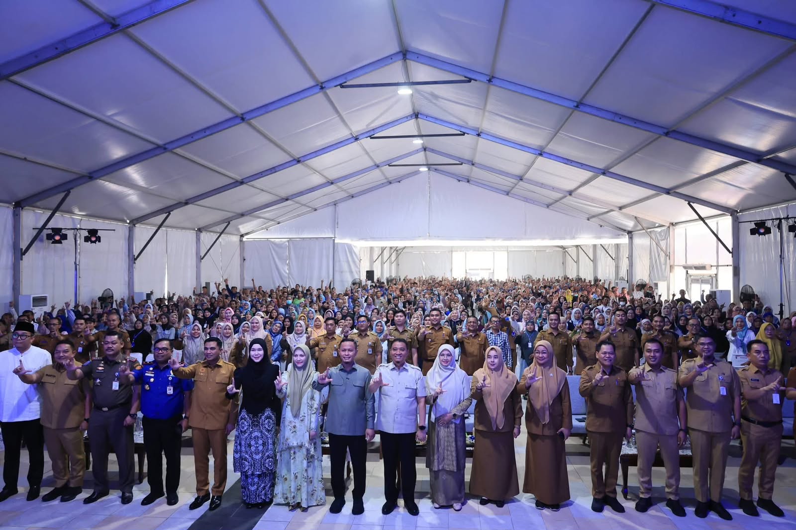 Foto bersama usai kegiatan Sosialisasi Produk Hukum Pemerintah Kota Pekanbaru di  Rumah Dinas Wali Kota Pekanbaru