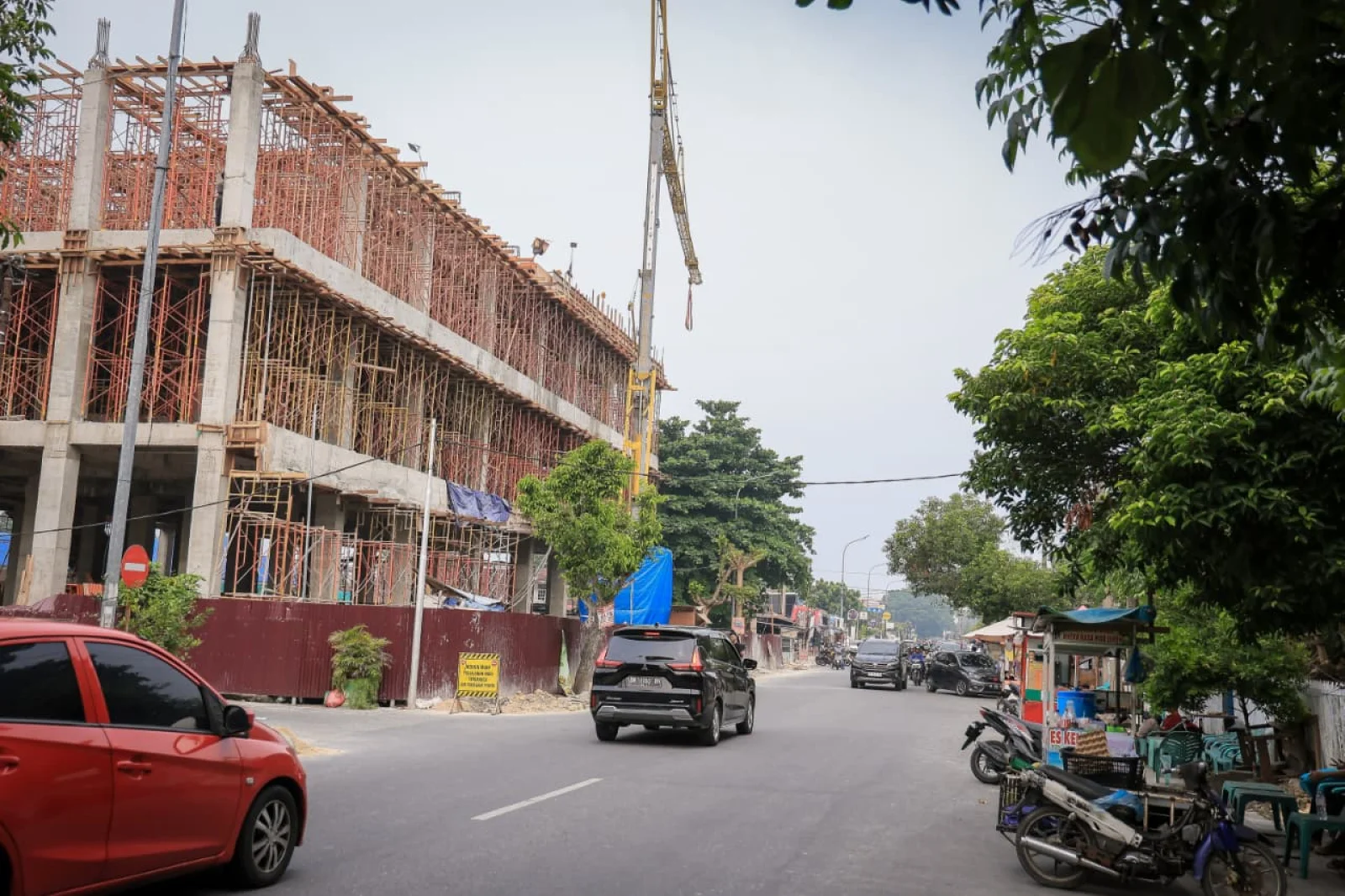 Wajah Jalan Ronggo Warsito, Kota Pekanbaru, terlihat lebih rapi dan asri setelah kabel jaringan udara yang semrawut di sepanjang ruas jalan ditertibkan. 