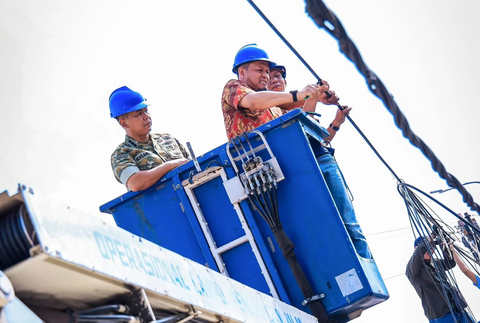 Wali Kota Pekanbaru menertibkan kabel fiber optik yang semrawut di  Jalan Ronggo warsito.
