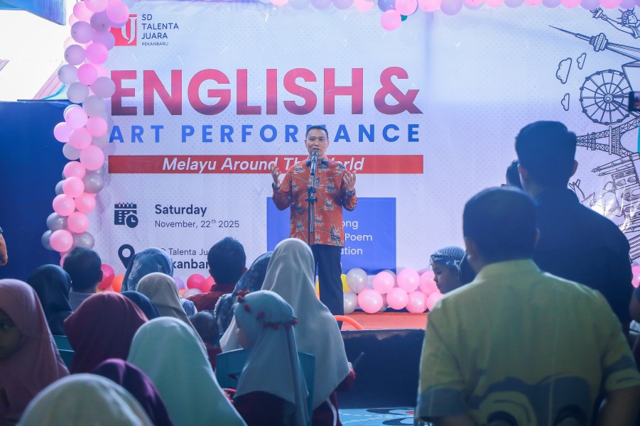 Wakil Walikota Pekanbaru, Markarius Anwar mengapresiasi ajang English and Art Performance di SD Juara Pekanbaru