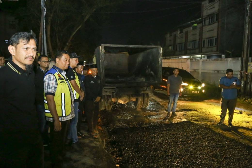 Wawako Pekanbaru Markarius Anwar meninjau perbaikan jalan rusak