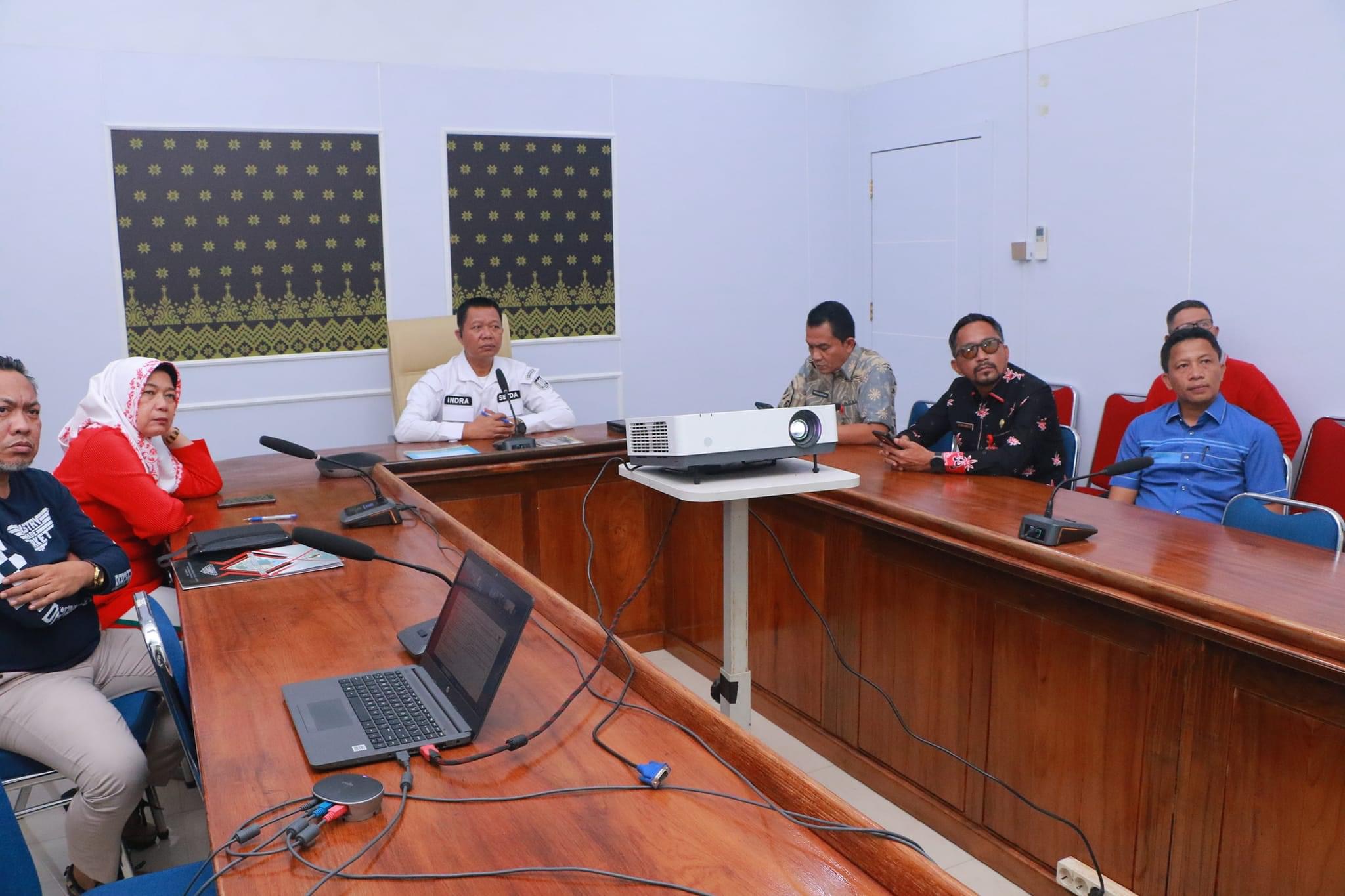 Sekda Kota Pekanbaru, Indra Pomi Nasution, mengikuti rapat koordinasi (Rakor) implementasi Peraturan Presiden No.19 Tahun 2024, tentang percepatan pengembangan industri GIM nasional secara virtual.