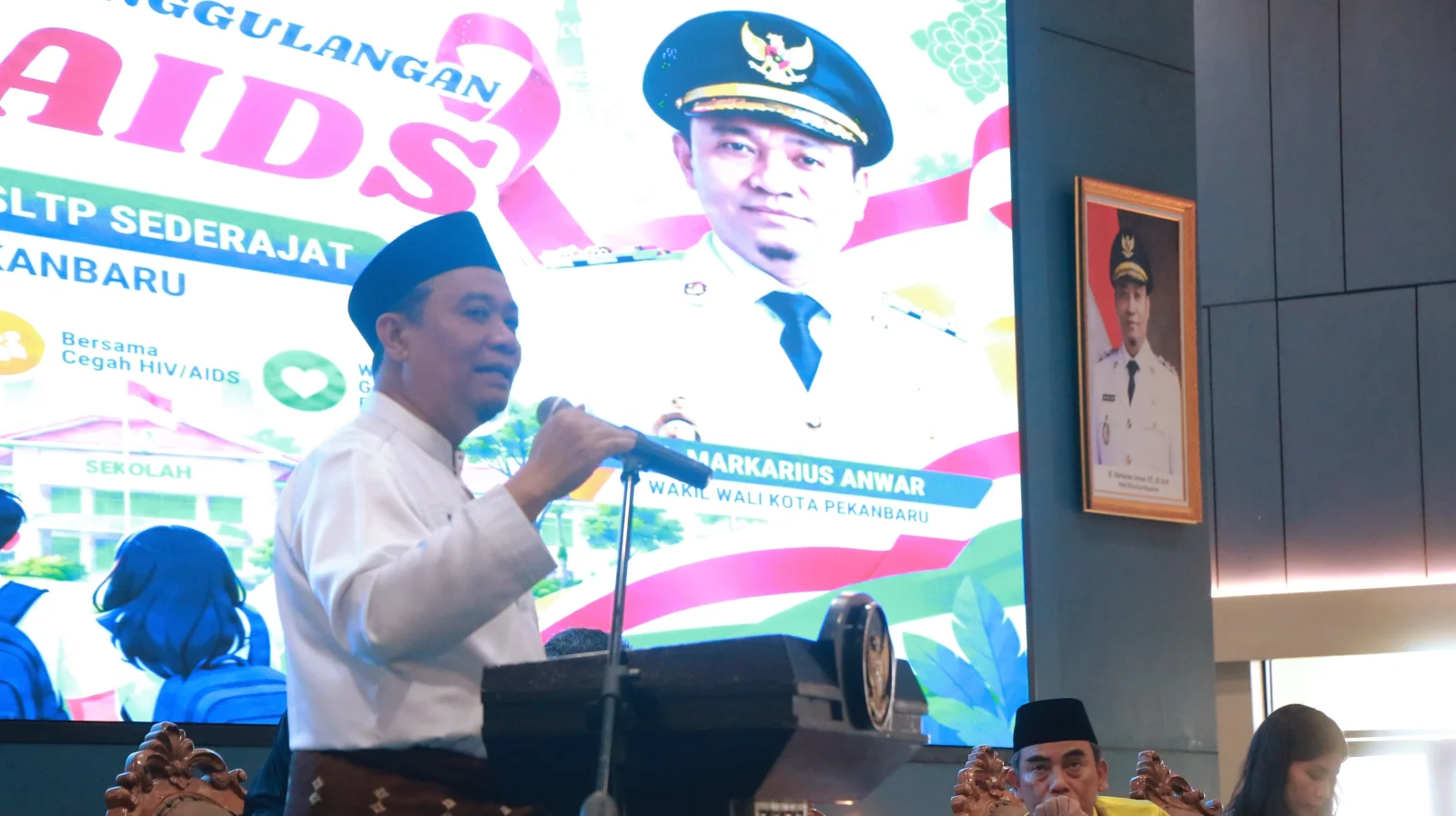 Wakil Wali Kota Pekanbaru, Markarius Anwar, saat memimpin rapat koordinasi pencegahan HIV/AIDS di lingkungan SMP dan SMA, di aula Kompleks Perkantoran Pemerintah Tenayan Raya