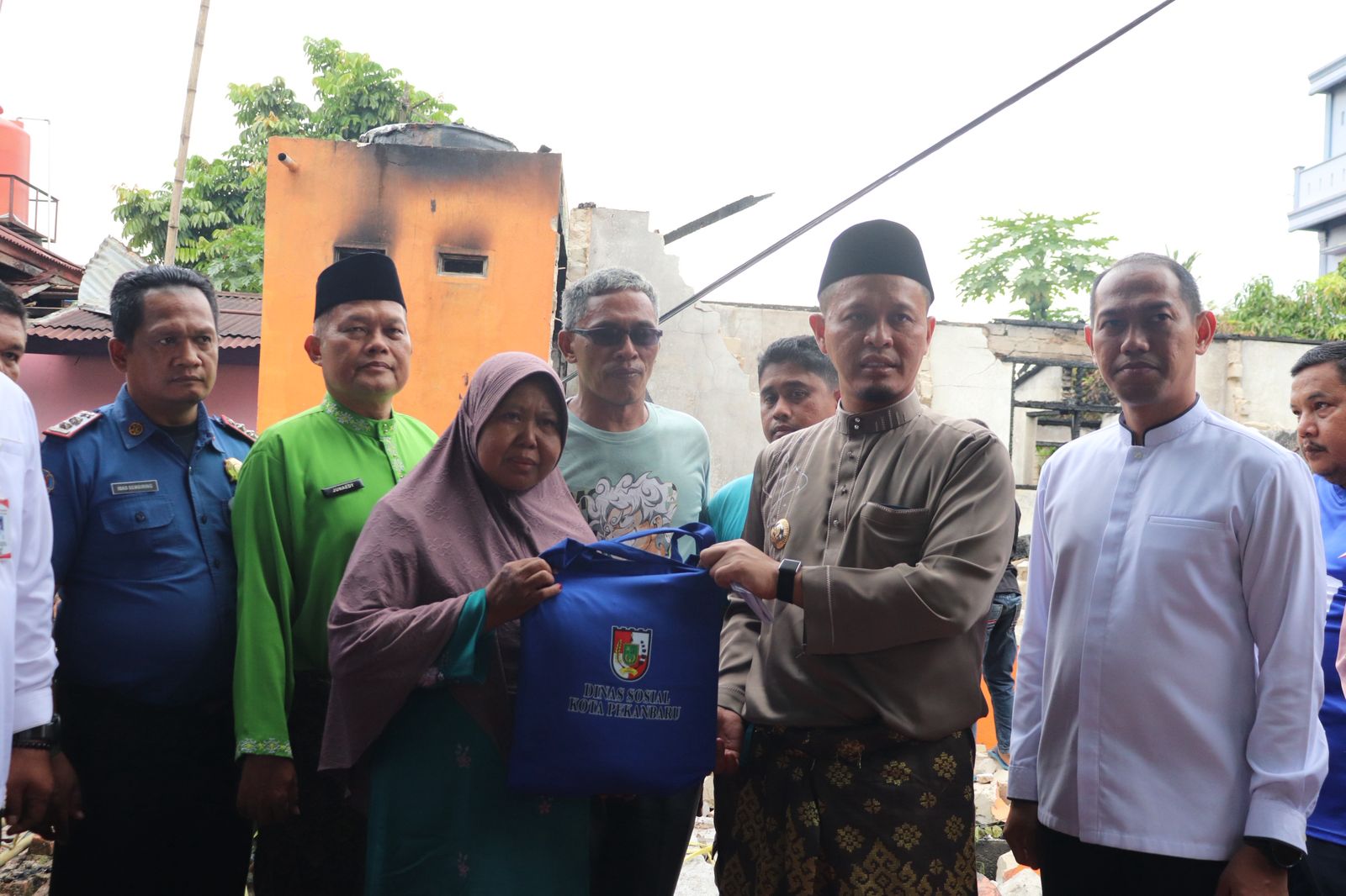 Pemko Pekanbaru melalui Dinsos Pekanbaru menyalurkan bantuan kepada masyarakat yang tertimpa musibah kebakaran rumah
