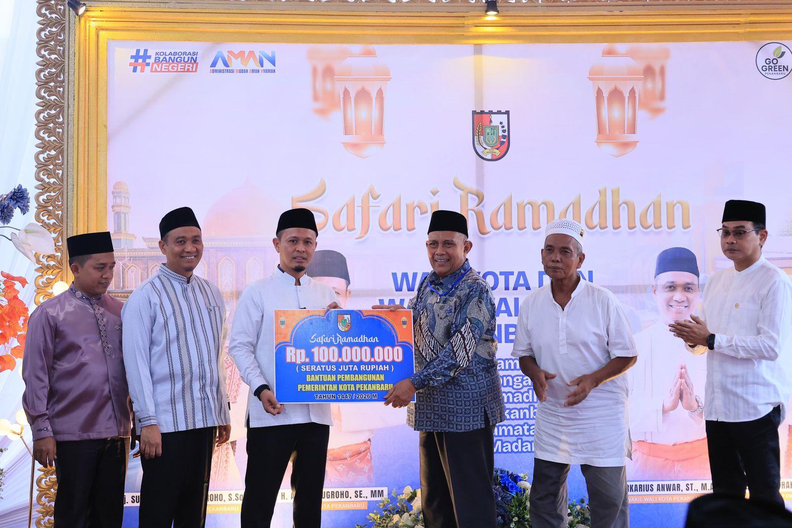 Walikota Agung Nugroho menyerahkan bantuan pembangunan ke pengurus masjid sebesar Rp 100 juta