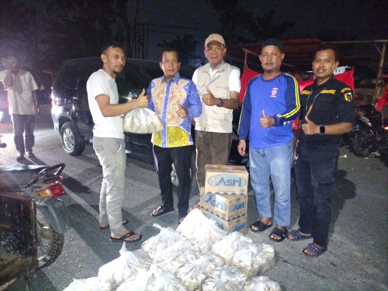 Kepala Dinsos Kota Pekanbaru, Dr H Idrus M.Ag, didampingi Kepala Bidang Perlindungan, Jaminan Sosial (Linjamsos), H Bukhairo, menyalurkan bantuan makan berbuka dan sahur untuk korban banjir