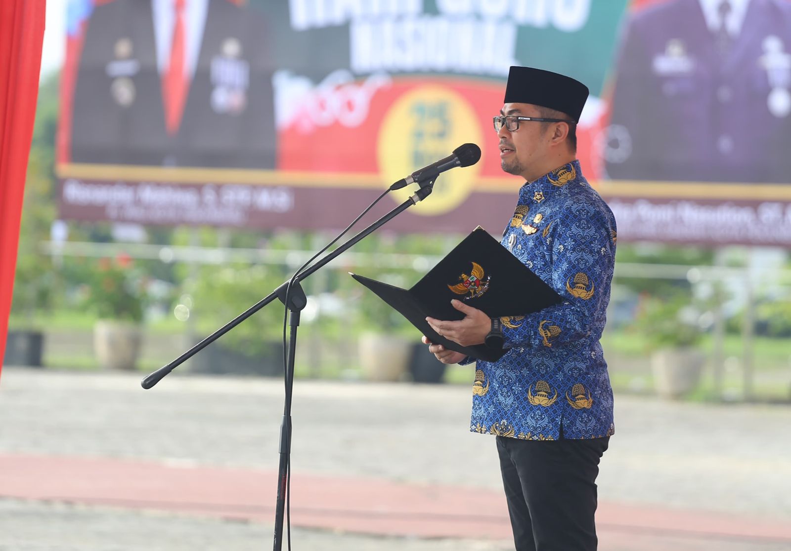 Pj) Walikota Pekanbaru Risnandar Mahiwa S.STP M.Si  saat menjadi inspektur upacara Hari Guru Tahun 2024, di Halaman Komplek Perkantoran Pemerintah, Tenayan Raya