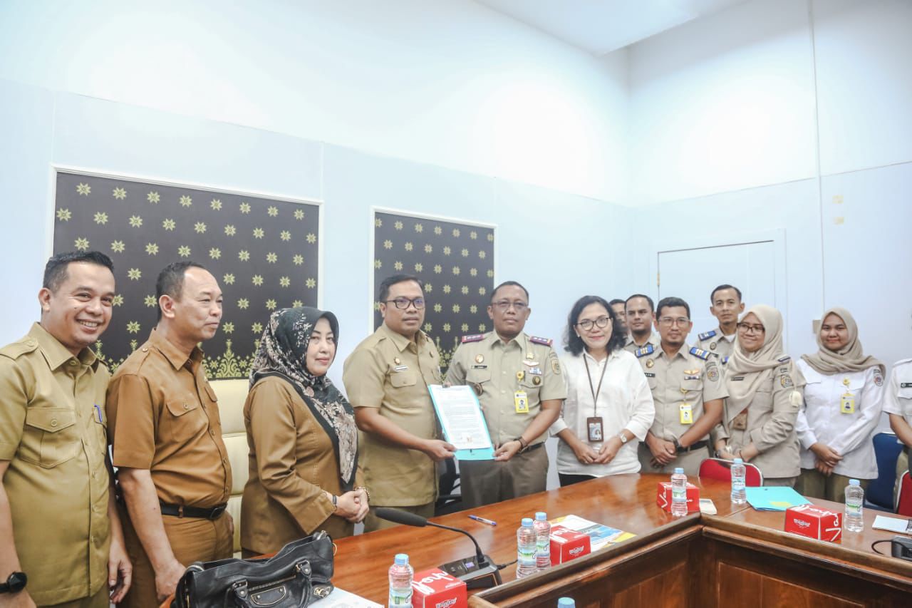 Foto bersama usai  melakukan penandatangan pelepasan hak tanah Pemko di Kecamatan Rumbai Barat, Kota Pekanbaru, Selasa (24/12/2024).
