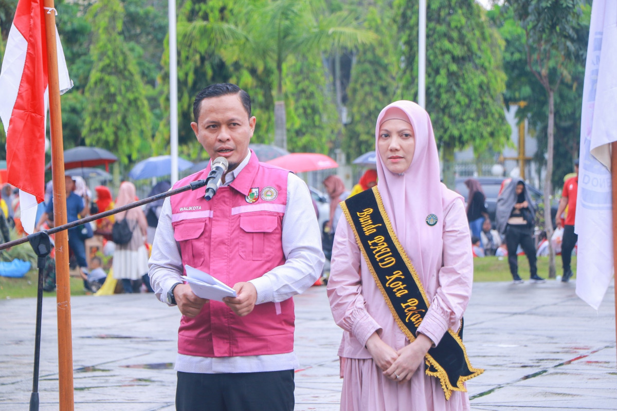 Walikota Pekanbaru Agung Nugroho bersama Bunda Paud Kota Pekanbaru sulastri agung menyampaikan sambutan sekaligus membuka acara Gebyar TK Se-Kota Pekanbaru dalam rangka Hari Pendidikan Nasional