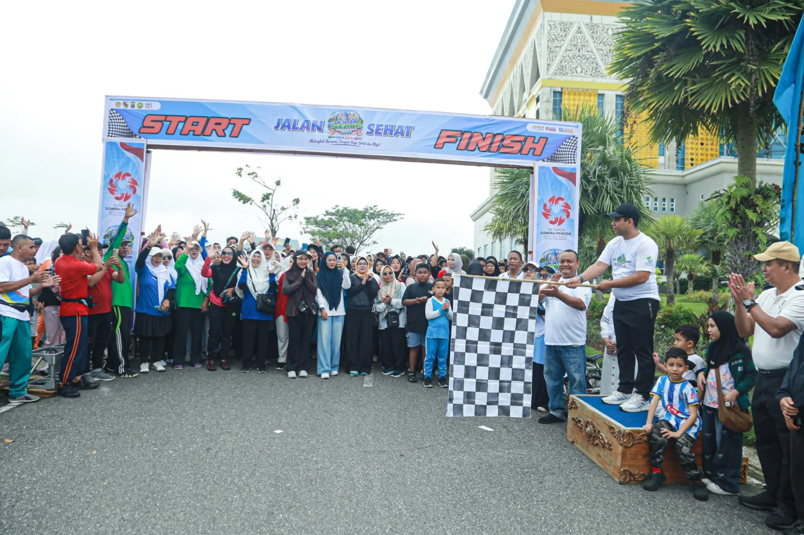 Ratusan warga antusias mengikuti kegiatan Jalan Sehat dalam rangka peringatan Hari Sumpah Pemuda di Komplek Perkantoran Wali Kota Pekanbaru, Tenayan Raya