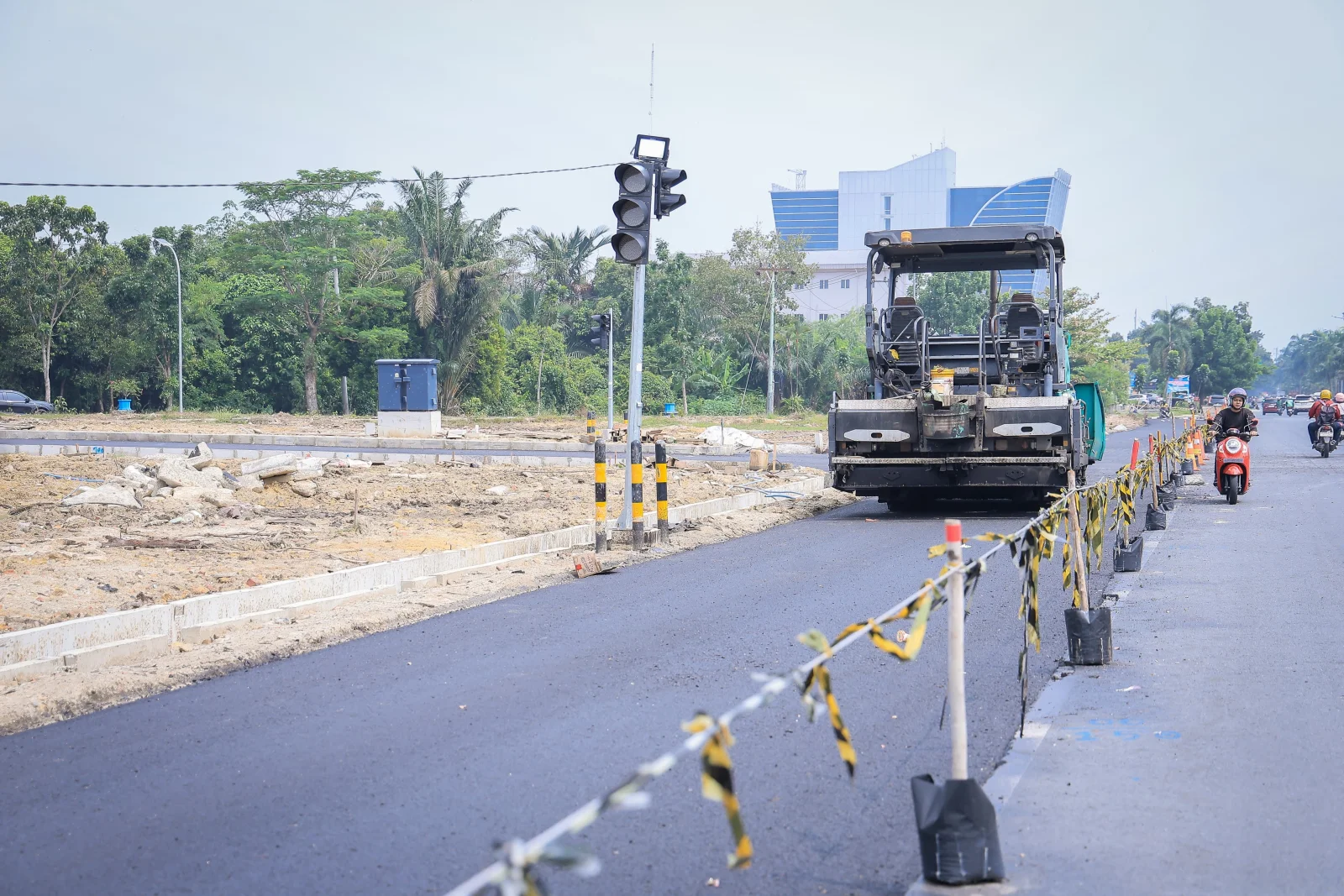 Difungsikan Desember, Pemko Pekanbaru Aspal Simpang Sebidang Arifin Ahmad - Sudirman 