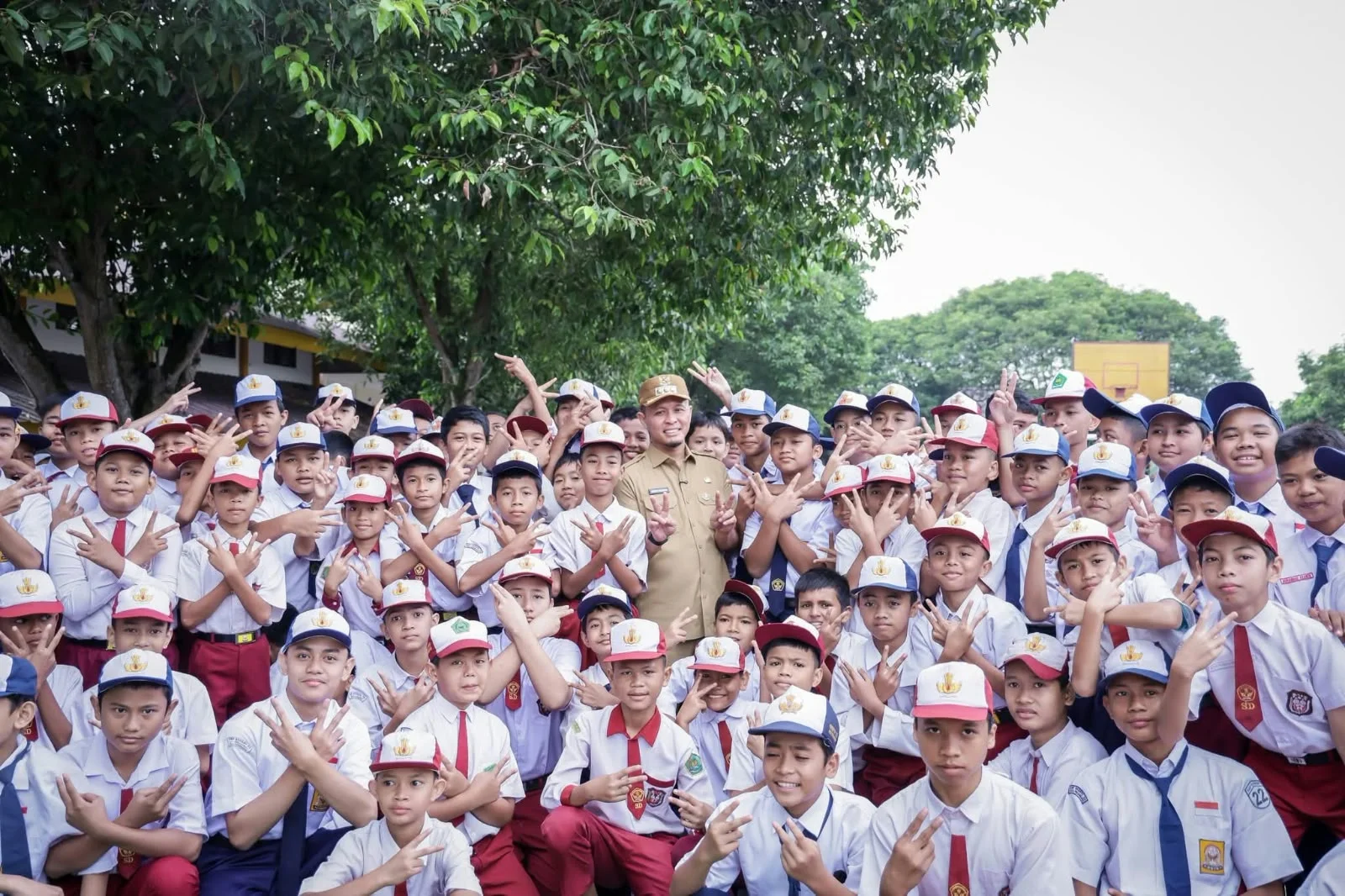 Wali Kota Pekanbaru Agung Nugroho, foto bersama peserta didik baru SMPN 22 yang sebagian besarnya masih menggunakan seragam SD.