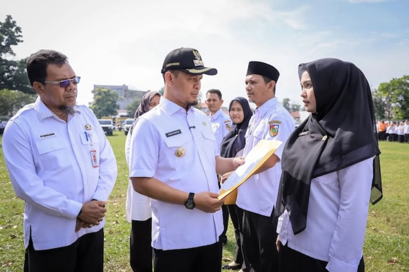 Pelepasan dan pengarahan program Satu ASN Satu RW oleh Wali Kota Pekanbaru di Lapangan Belimbing, Rabu (3/6/2026).