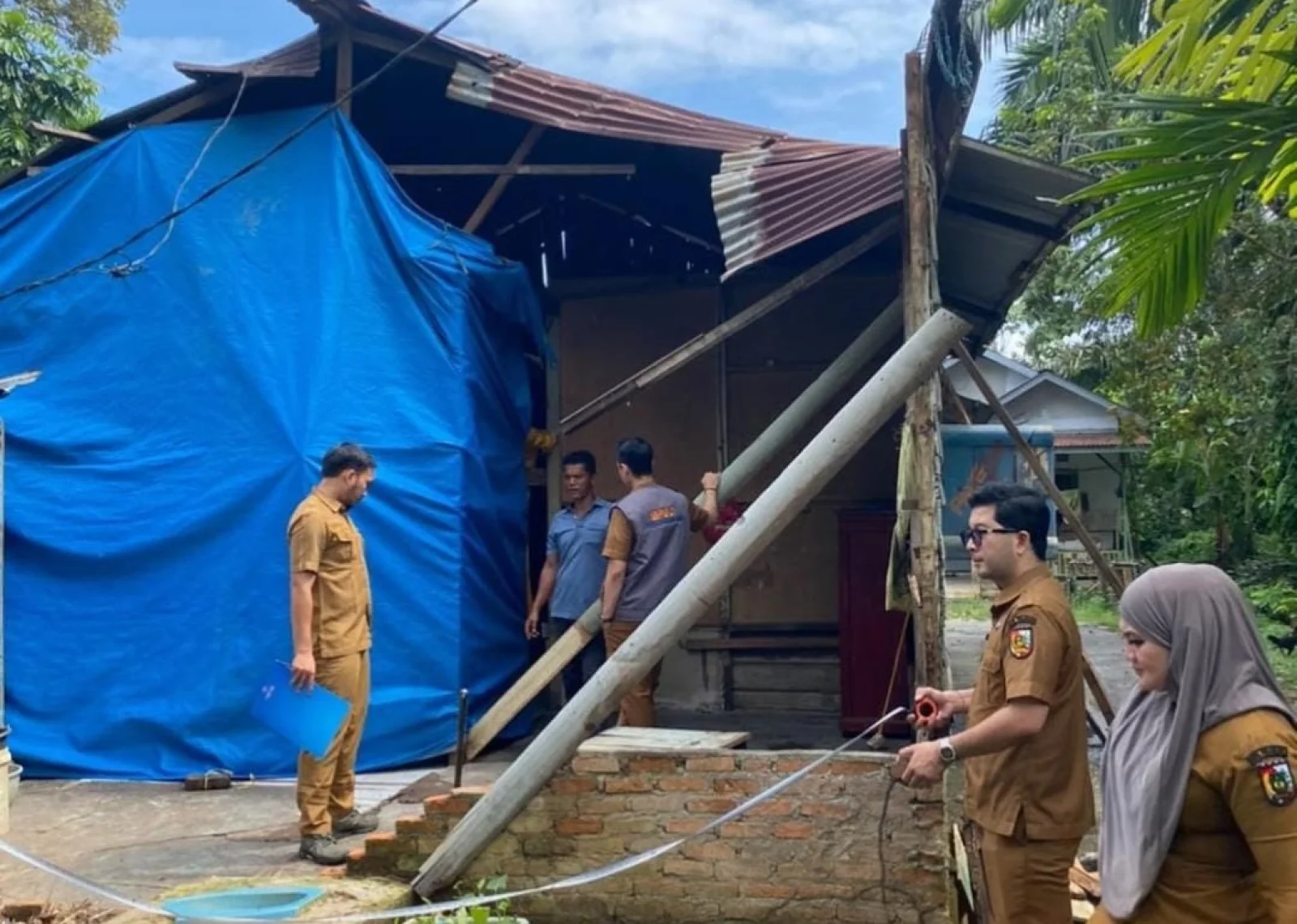 BPBD Kota Pekanbaru meninjau rumah warga yang terdampak pohon tumbang di Jalan Kampung Baru, Kelurahan Bambu Kuning, Kecamatan Tenayan Raya