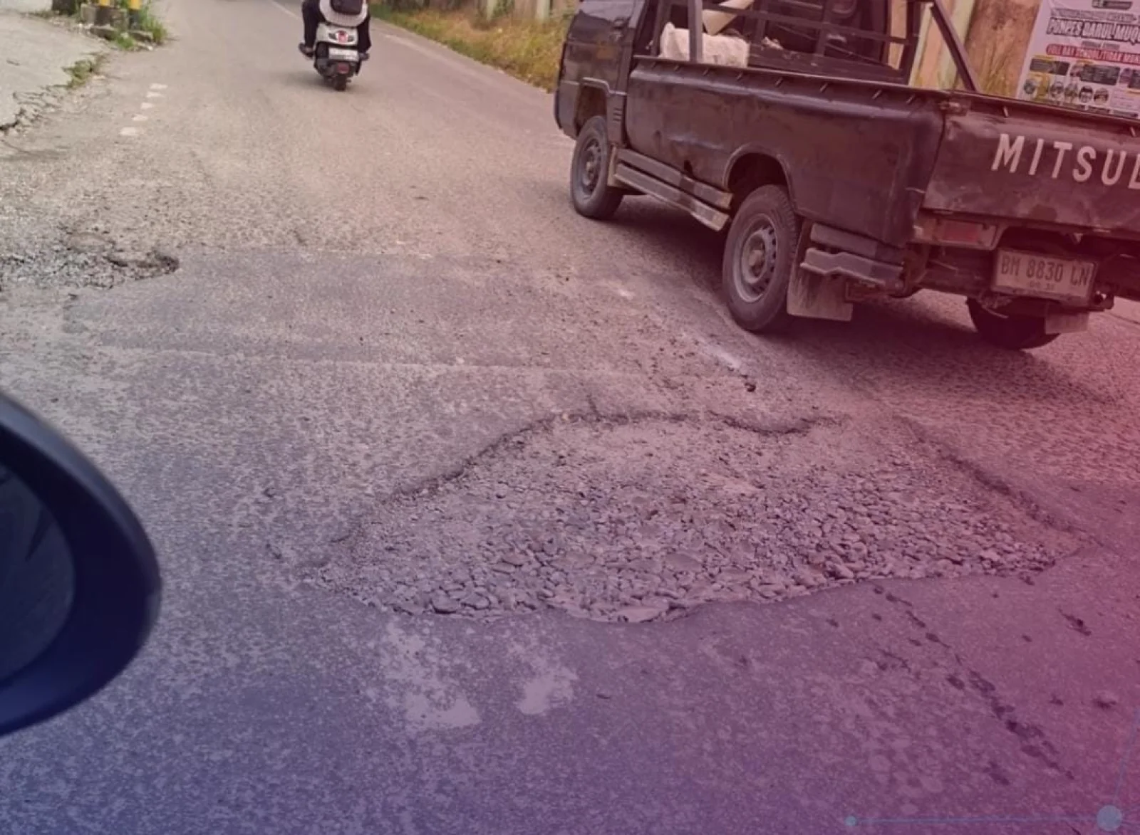 kondisi jalan rusak dan berlubang di Jalan Kartika Sari, Kelurahan Umban Sari, Kecamatan Rumbai