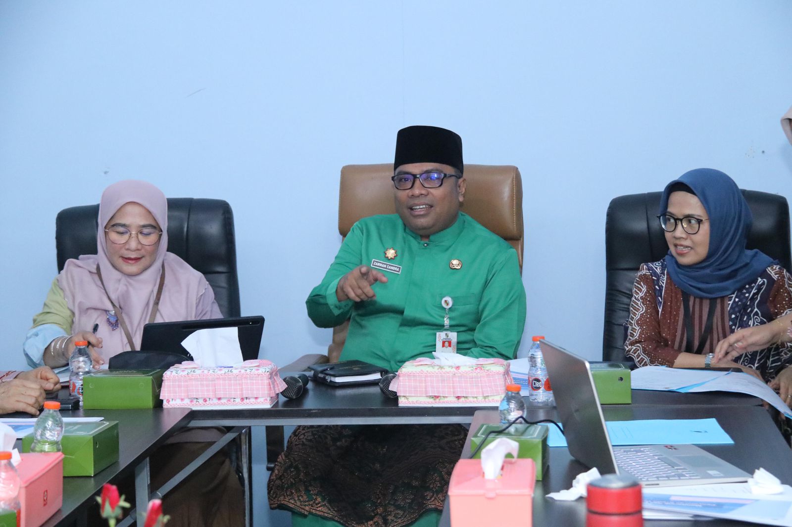 Plh Sekretaris Daerah Kota (Setdako) Pekanbaru Zarman Candra memimpin Rapat Pleno Tim Percepatan Akses Keuangan Daerah (TPAKD) di Ruang Rapat BPR Pekanbaru,