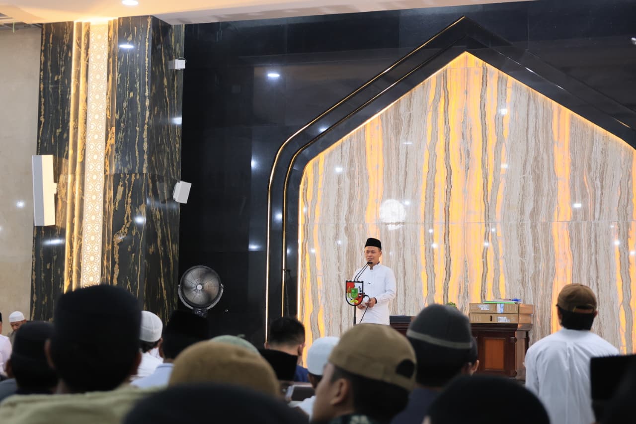 Walikota Pekanbaru H Agung Nugroho SE MM dan Wakil Walikota (Wawako) H Markarius Anwar ST M.Arch, menggelar Safari Ramadhan di Masjid Al-Hijrah, Markaz Sunnah Nusantara Al Hijrah di Jalan Kayu Putih, Kelurahan Binawidya, Kecamatan Binawidya