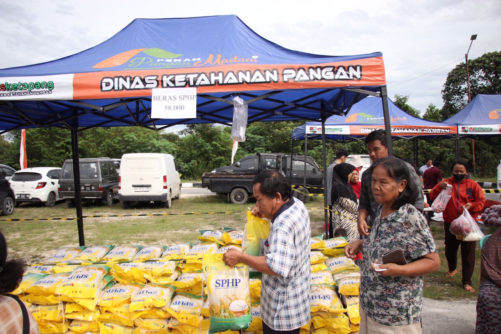 Warga Saat Membeli Beras SPHP
