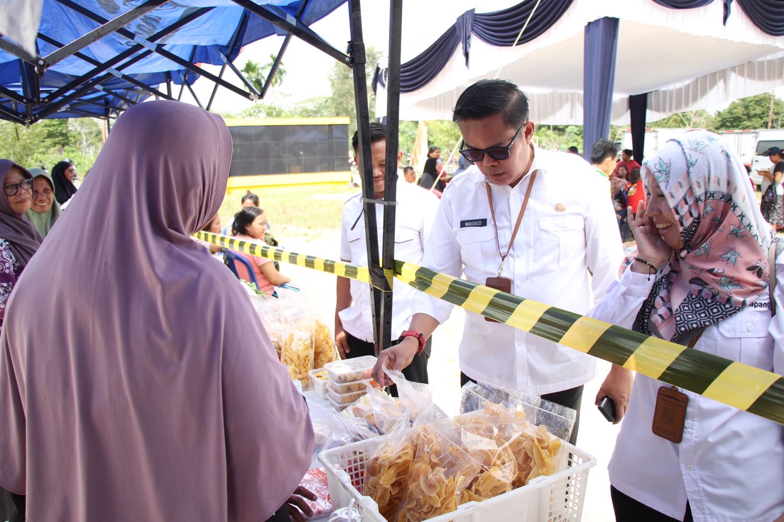 Kepala Dinas Ketahanan Pangan Kota Pekanbaru Maisisco Meninjau Salah Satu Stand Pelaku Usaha