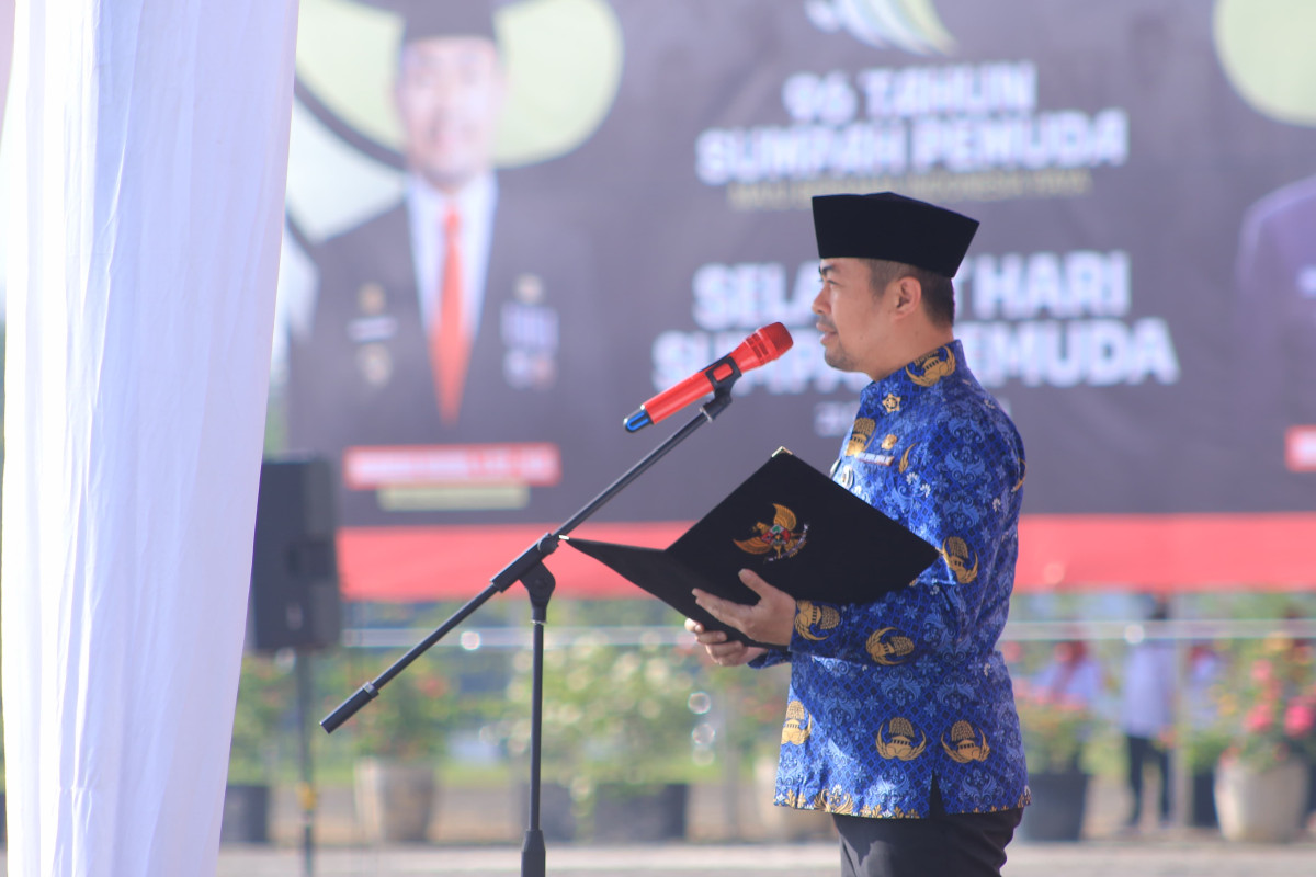 Pj Walikota Pekanbaru Risnandar Mahiwa S.STP M.Si, memimpin Upacara Peringatan Hari Sumpah Pemuda, di halaman Komplek Perkantoran Pemerintah, Tenayan Raya
