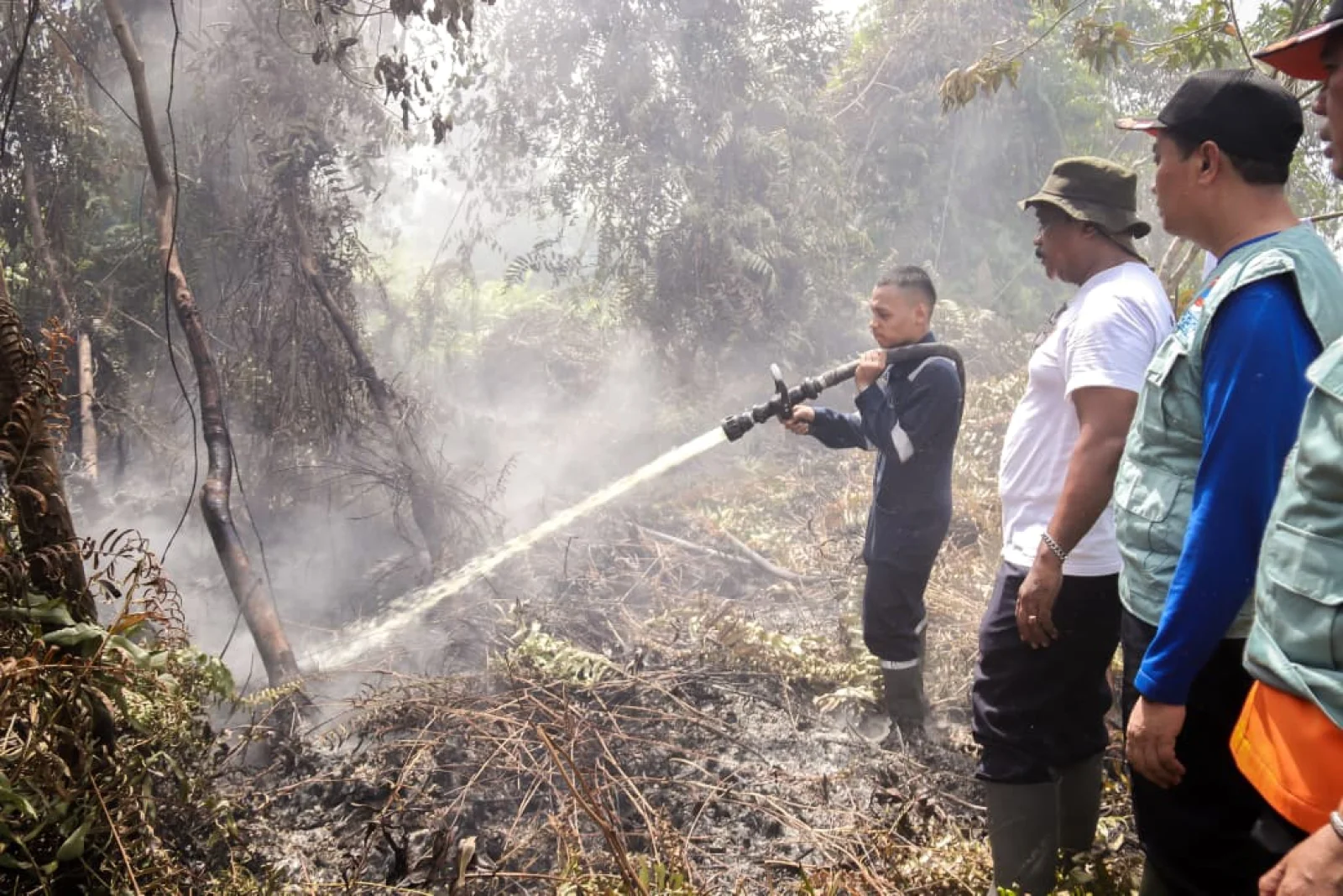 Wakil Wali Kota Pekanbaru, Markarius Anwar meninjau langsung penanganan kebakaran lahan di Kecamatan Payung Sekaki beberapa waktu lalu