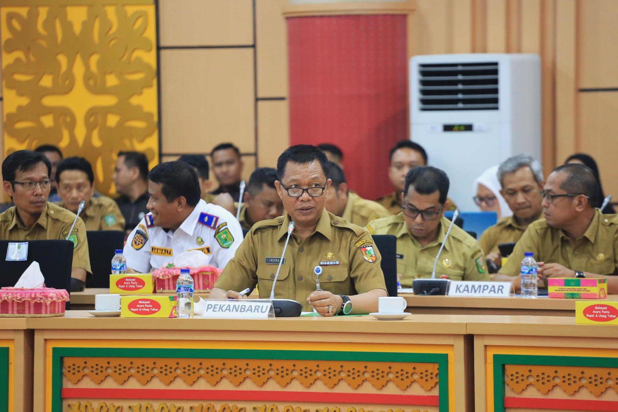 Sekretaris Daerah Indra Pomi Nasution mengikuti Rapat Pembahasan Ranperda tentang Rencana Tata Ruang Wilayah (RTRW) Provinsi Riau 2024-2044 bersama DPRD Provinsi Riau