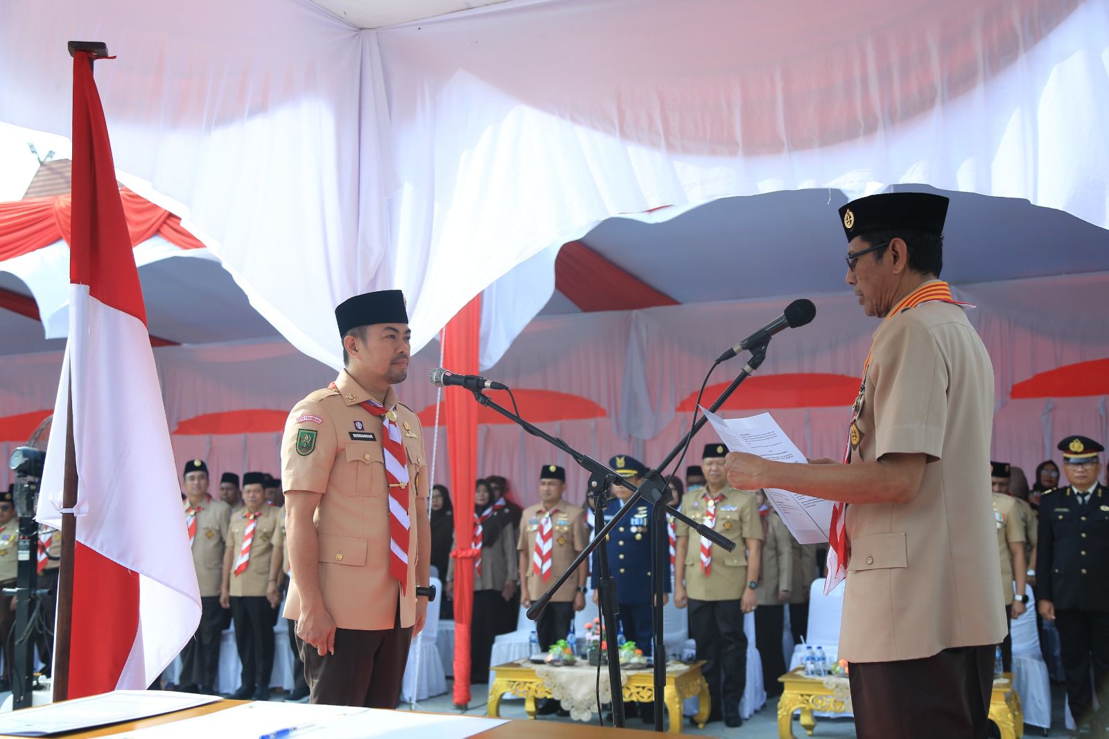 Pj Wali Kota Pekanbaru Risnandar Mahiwa dilantik sebagai Ketua Majelis Pembimbing Cabang Gerakan Pramuka Kota Pekanbaru di lapangan Mal Pelayanan Publik (MPP)