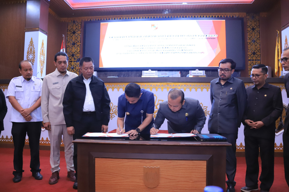 Pj Walikota Pekanbaru Risnandar Mahiwa S.STP M.Si dengan Pimpinan DPRD Sabarudi melakukan penandatanganan MoU atau nota kesepakatan bersama tentang KUA-PPAS R-APBD tahun anggaran 2025.