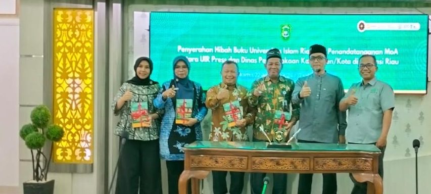Foto bersama usai penyerahan hibah buku UIR dan penandatanganan MoA  antara UIR press dari diapusip kota pekanbaru