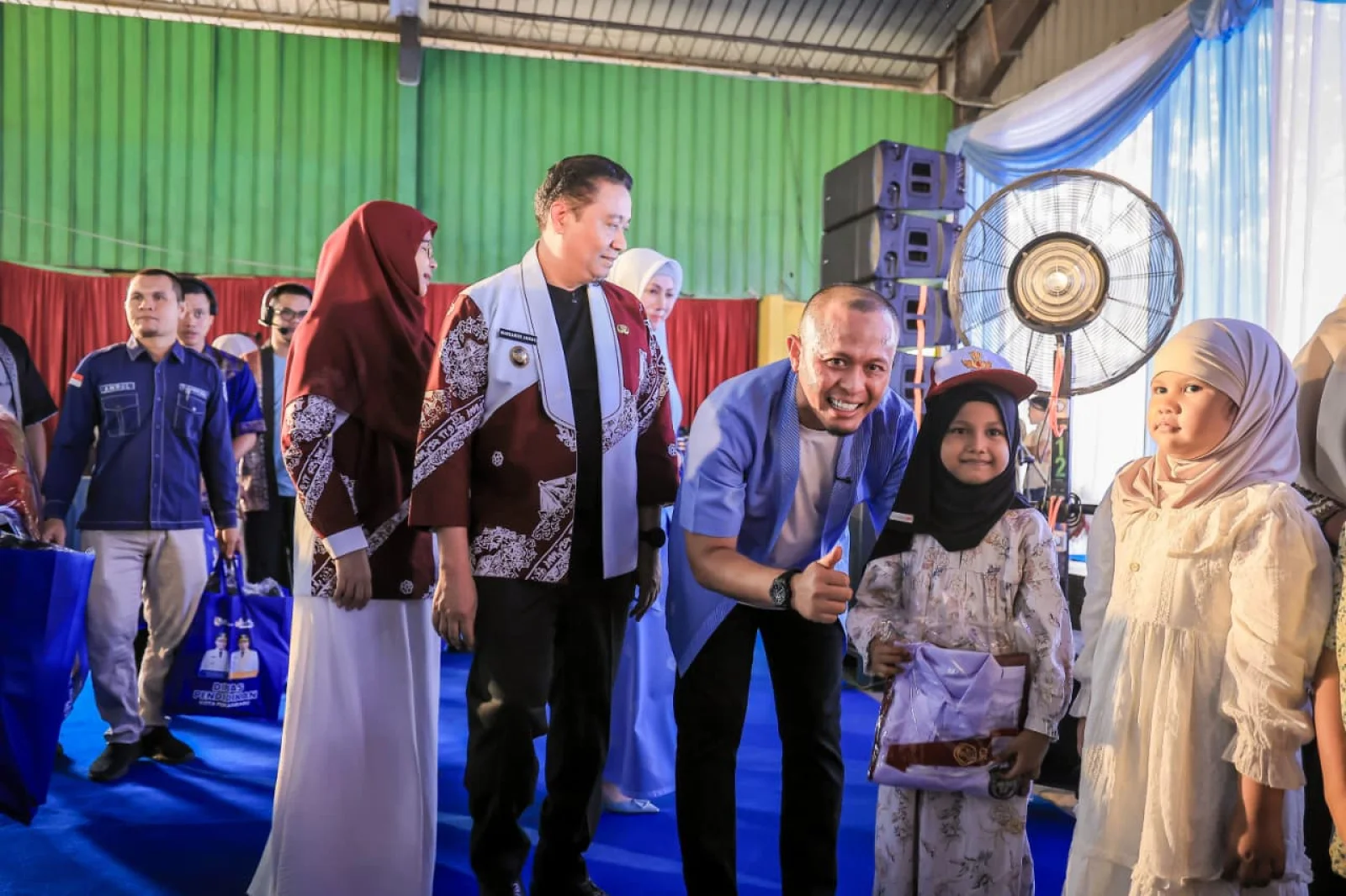 Wali Kota Pekanbaru Agung Nugroho serahkan seragam sekolah gratis secara simbolis kepada siswa di SMPN 6 Pekanbaru.