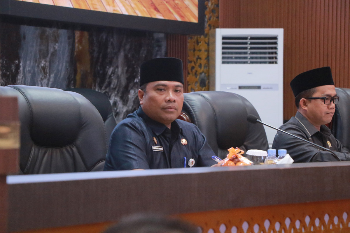 Plh Sekdako Zarman Candra  Menghadiri Rapat Paripurna ke-1 Masa Persidangan ke-II Tahun Sidang 2024/2025, bertempat di ruang Balai Payung Sekaki gedung DPRD Pekanbaru