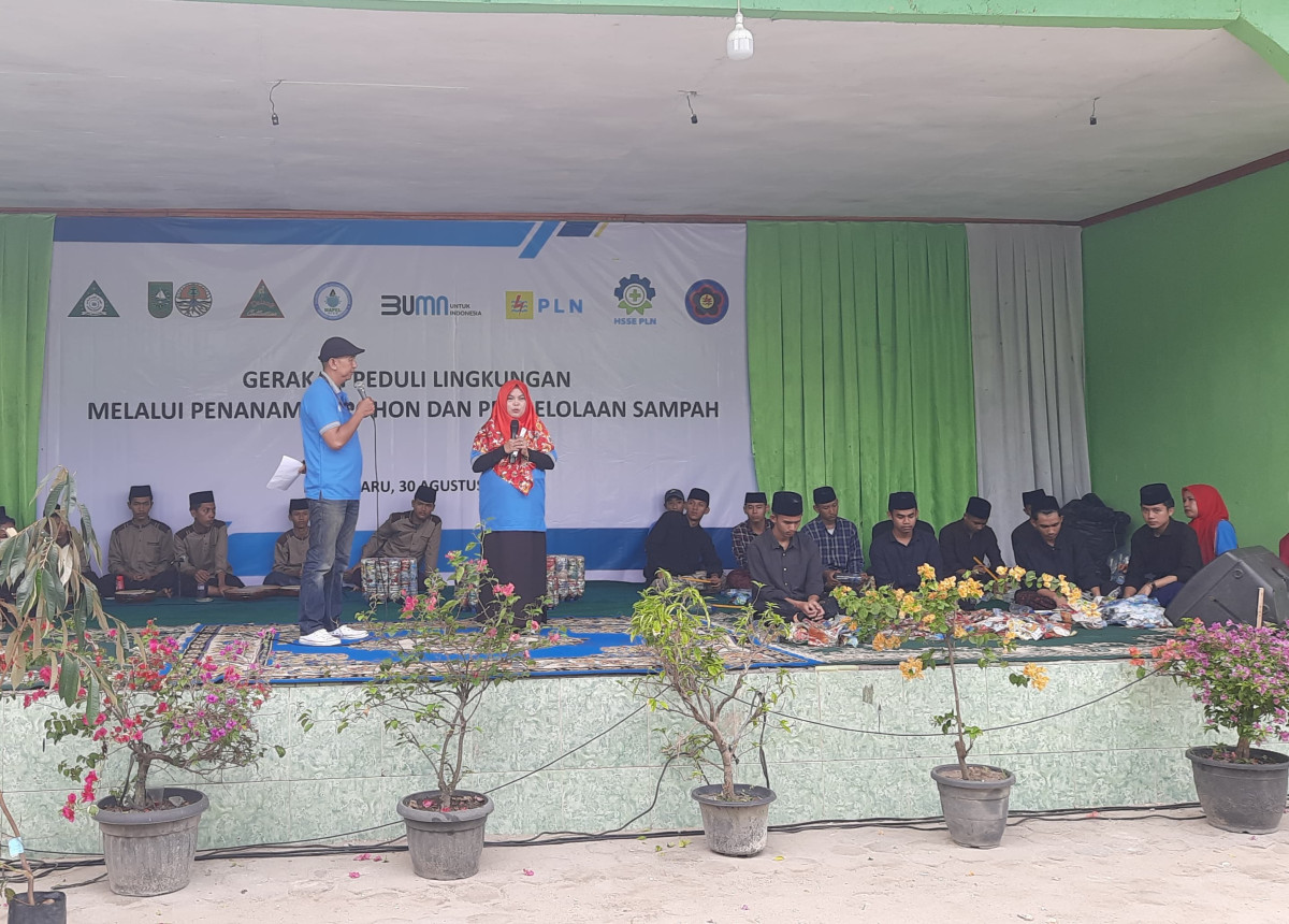 DLHK Kota Pekanbaru mengapresiasi Aksi Peduli Lingkungan Melalui Pengelolaan Sampah dan Penanaman Pohon di Pesantren Nurul Huda Al Islami, Jalan Handayani, Kota Pekanbaru.