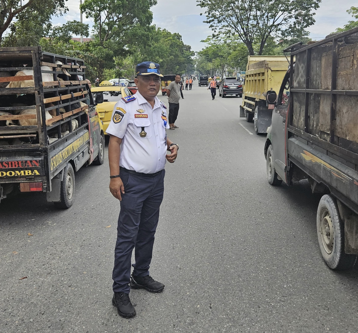 Kepala Bidang Angkutan Dinas Perhubungan Kota Pekanbaru Khairunnas Saat melakukan razia angkutan penumpang dan barang di Jalan SM Amin, Kota Pekanbaru.