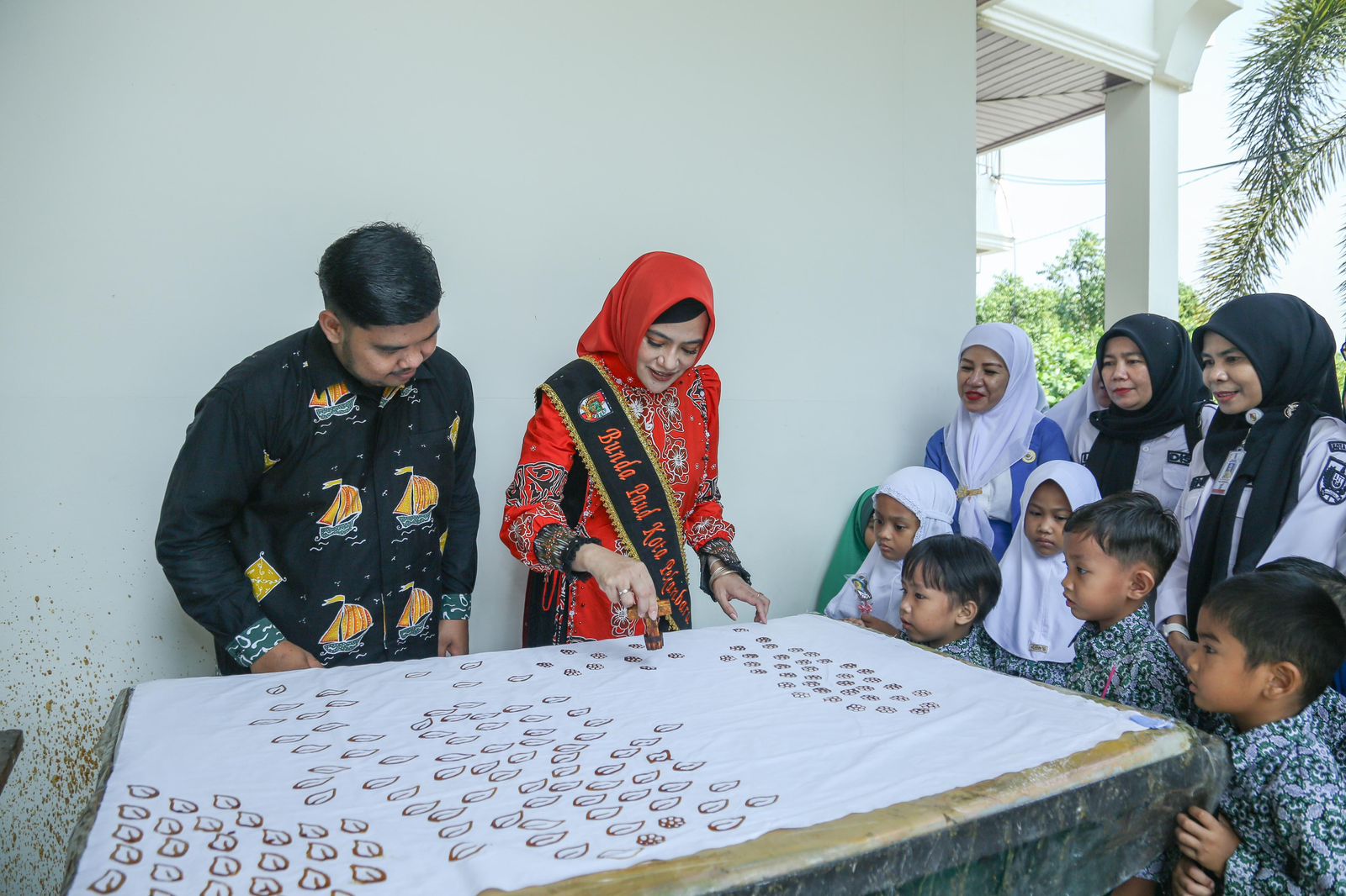 Pj Ketua TPP PKK Kota Pekanbaru, Aemi Octawulandari Risnandar bersama siswa TK se-Kota Pekanbaru, melakukan kunjungan ke Gedung Dekranasda Kota Pekanbaru, di Jalan Arifin Ahmad, Rabu, 30 Oktober 2024.