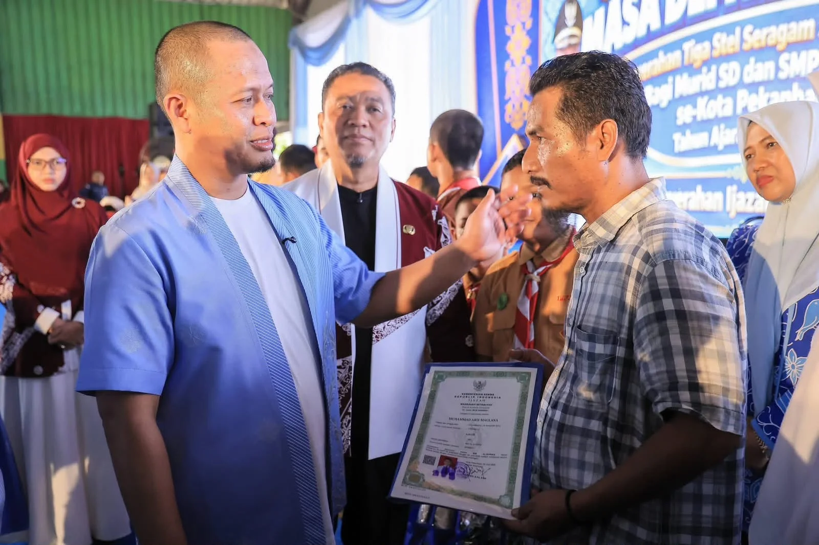 Momen haru saat warga mengucapkan terima kasih kepada Wali Kota Pekanbaru H. Agung Nugroho usai anaknya menerima ijazah secara simbolis pada kegiatan Penyerahan Ijazah