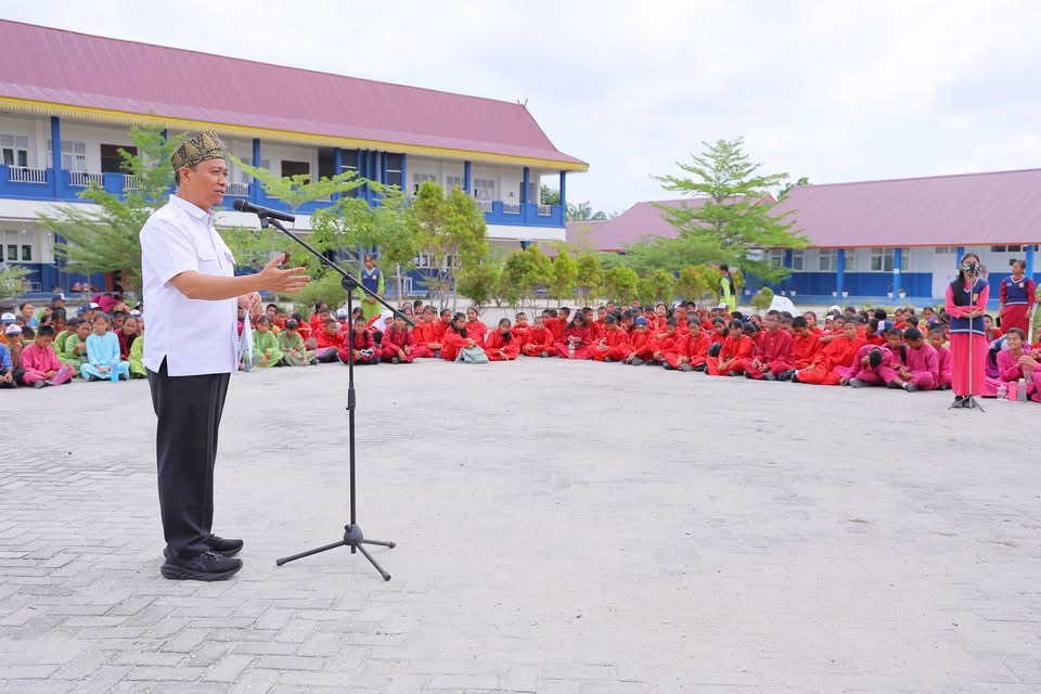 Wawako Pekanbaru Melaunching Penanaman Pohon Disekolah Menengah Pertama Negeri (SMPN) 44