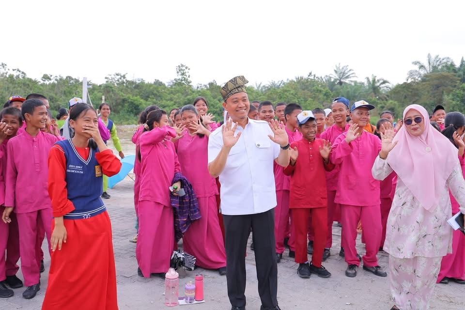 Wawako Pekanbaru Melaunching Penanaman Pohon Disekolah Menengah Pertama Negeri (SMPN) 44